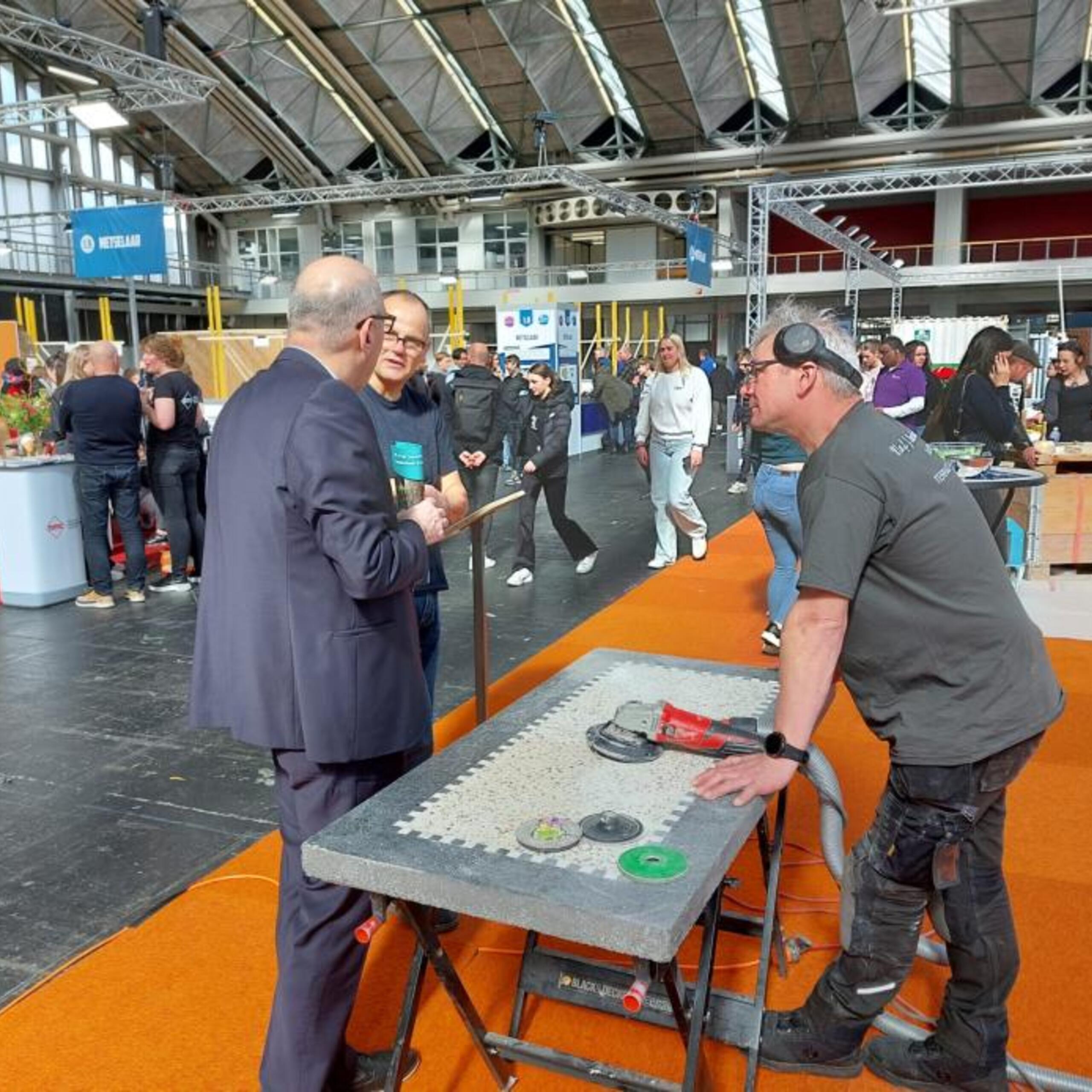3 mannen aan een werktafel met elkaar in gesprek