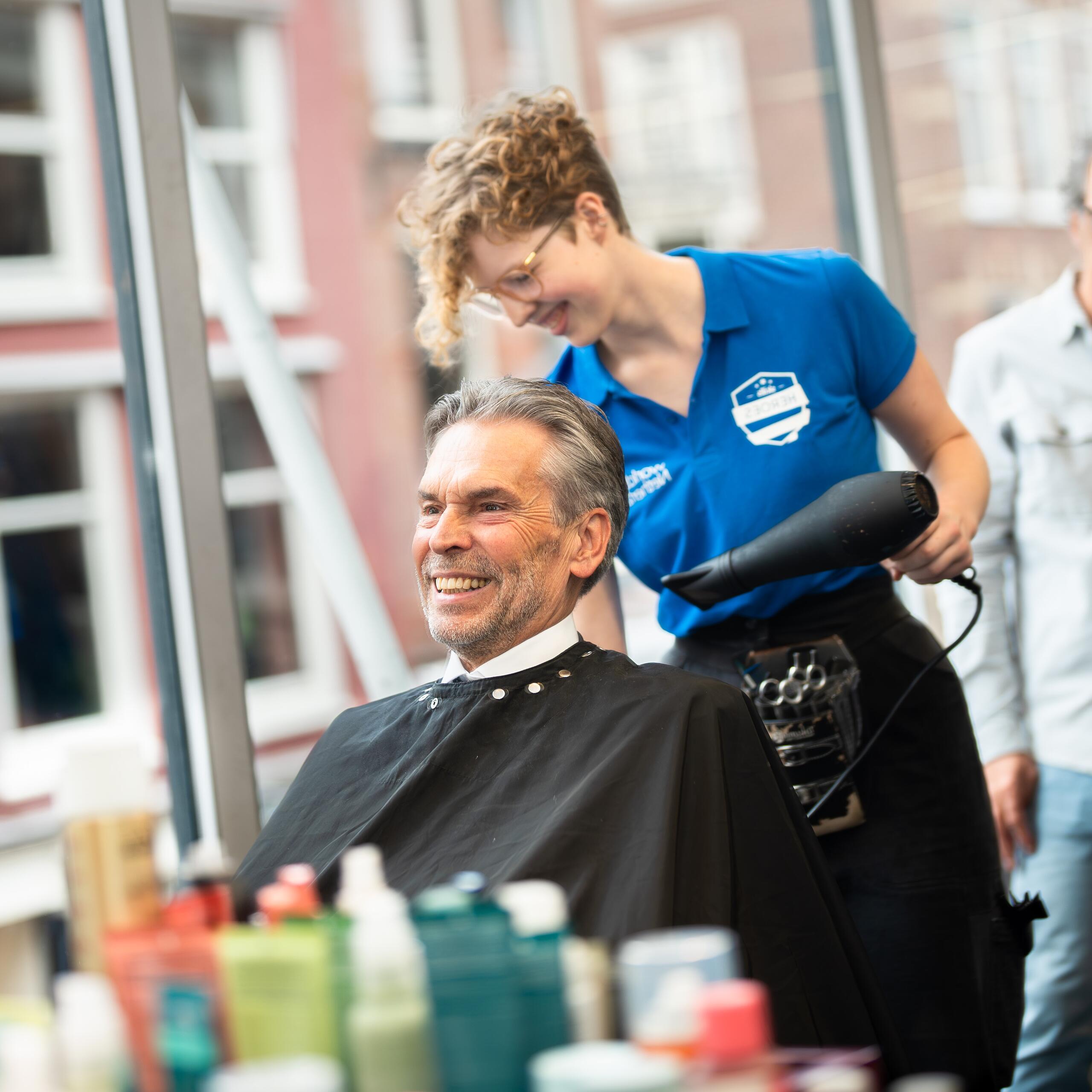 Premier Schoof bij de kapper op Prinsjesdag