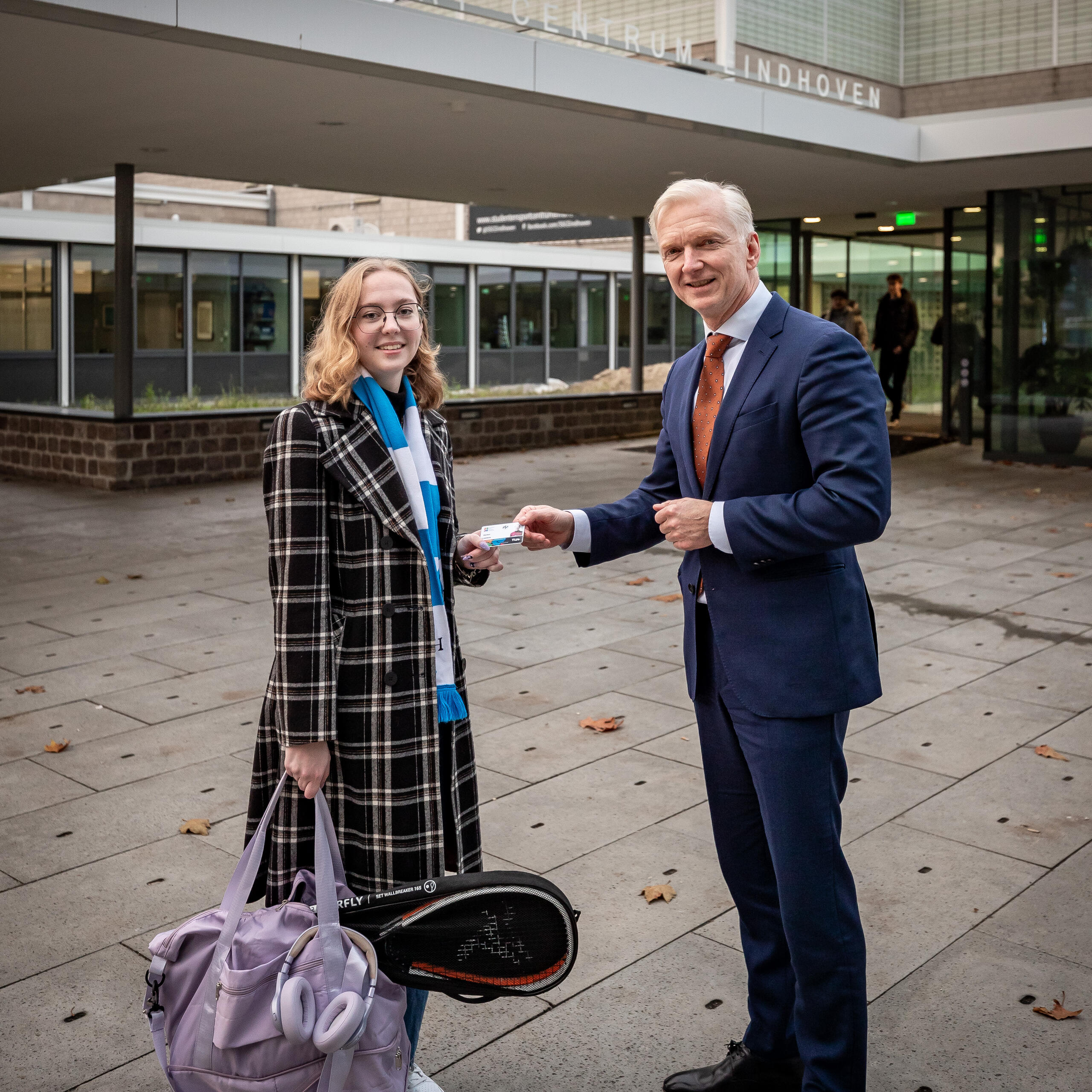 Zoé Rijnders ontvangt uit handen van wethouder Robert Strijk de eerste sportkaart